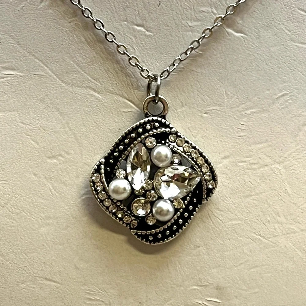 Ornate Silver and Black Vintage-Inspired Necklace - Picture 4 of 5